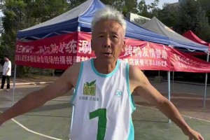 這就是真正的熱愛(ài)吧！65歲大叔帶球行云流水 體能杠杠的~