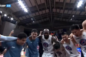 NBL香港金牛奪得年度總冠軍！全隊(duì)繞圈興奮慶祝！